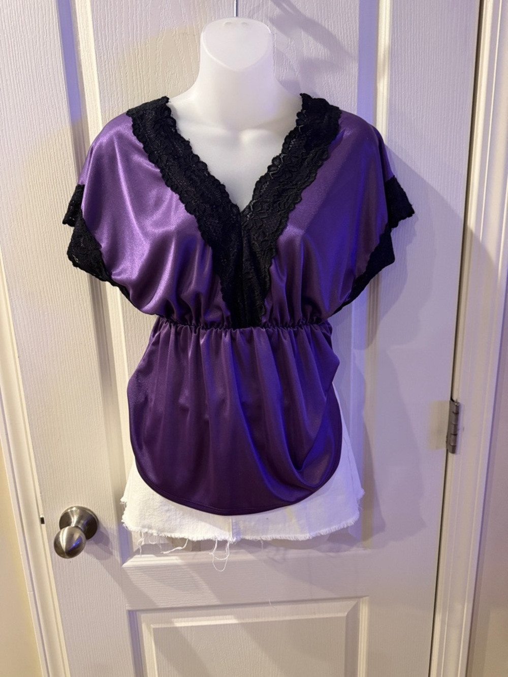 💜Purple Blouse with Black Lace Trim 
🖤Size Medium 

💜NWT
